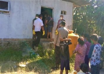 Aparat kepolisian saat berupaya mengevakuasi jasad korban. (f. Polsek Kwandang)