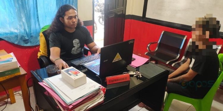 Tersangka AA saat diperiksa penyidik Reskrim Polsek Kota Tengah, Rabu (2/8/2023).