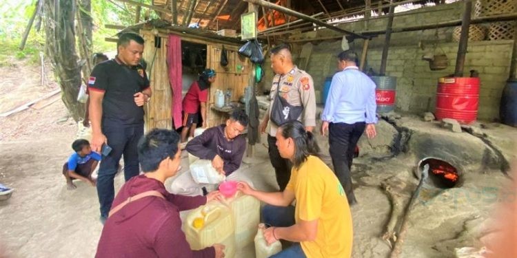 Aparat kepolisian saat menggeledah tempat penyulingan cap tikus di pedalaman Kecamatan Bulango Utara, Bone Bolango, Gorontalo, Senin (21/8/2023).