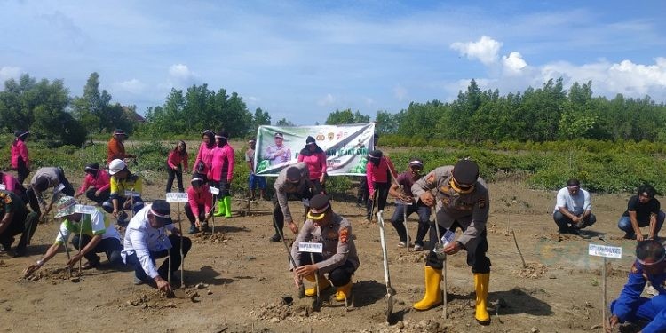 Polres Pohuwato bersama stakeholder terkait menanam 1.000 bibit pohon mangrove di kawasan pesisir pantai Desa Bulili, Kecamatan Duhiadaa, Pohuwato, Rabu (23/8/2023). (Yusuf/Gopos)