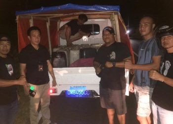 Satresnarkoba Polres Pohuwato saat mengamankan sebuah mobil pikap yang membawa 650 liter miras jenis cap tikus, Rabu (2/8/2023).
