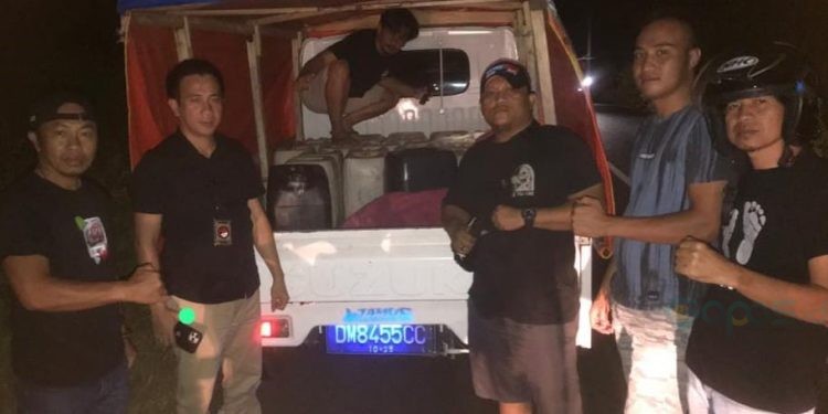 Satresnarkoba Polres Pohuwato saat mengamankan sebuah mobil pikap yang membawa 650 liter miras jenis cap tikus, Rabu (2/8/2023).