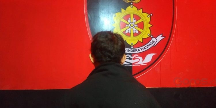 AD tersangka pencurian saat diamankan di Polres Pohuwato, Kamis (31/8/2023). (Yusuf/Gopos)