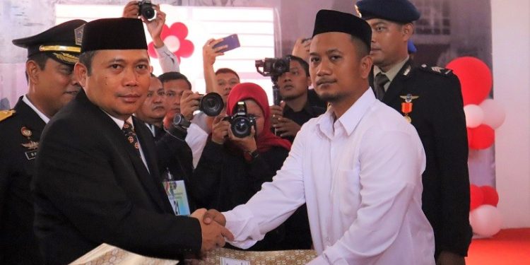 Penjagub Gorontalo saat menyerahkan remisi di Lapas Kelas IIA Gorontalo, Kamis (17/8/2023). (F. Lapas Gorontalo)