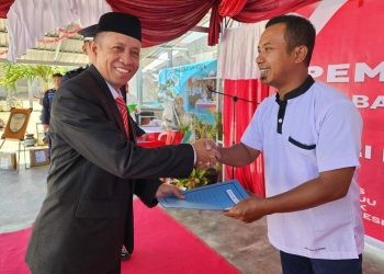 Salah satu Narapidana Lapas Pohuwato menerima remisi di HUT RI ke- 78, di lapangan upacara Lapas Pohuwato, Kamis (17/8/2023). (F Humas Lapas Pohuwato)