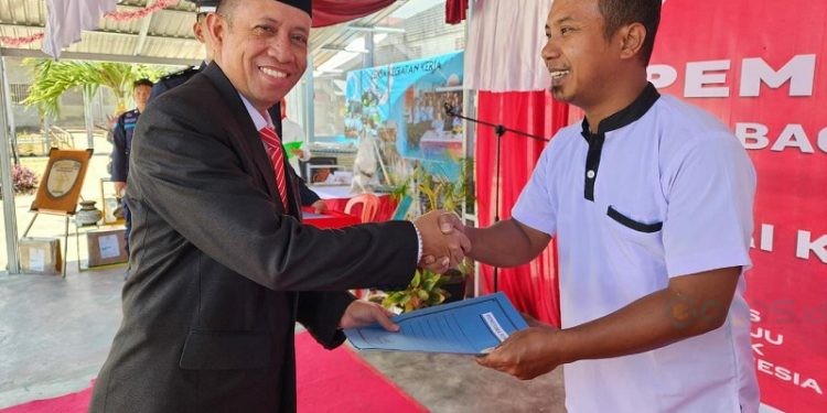 Salah satu Narapidana Lapas Pohuwato menerima remisi di HUT RI ke- 78, di lapangan upacara Lapas Pohuwato, Kamis (17/8/2023). (F Humas Lapas Pohuwato)