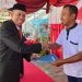 Salah satu Narapidana Lapas Pohuwato menerima remisi di HUT RI ke- 78, di lapangan upacara Lapas Pohuwato, Kamis (17/8/2023). (F Humas Lapas Pohuwato)