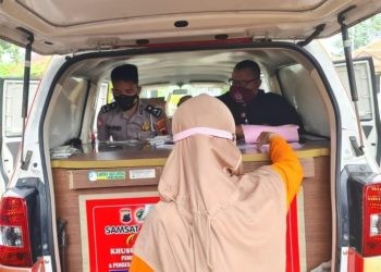 ilustrasi pembayaran pajak kendaraan bermotor melalui Samsat mobile.