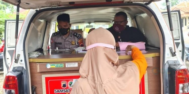 ilustrasi pembayaran pajak kendaraan bermotor melalui Samsat mobile.