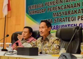 Bupati Nelson Pomalingo memberikan materi tentang "Peran Pemerintah Daerah dalam Penyelenggaraan Pemerintahan Desa