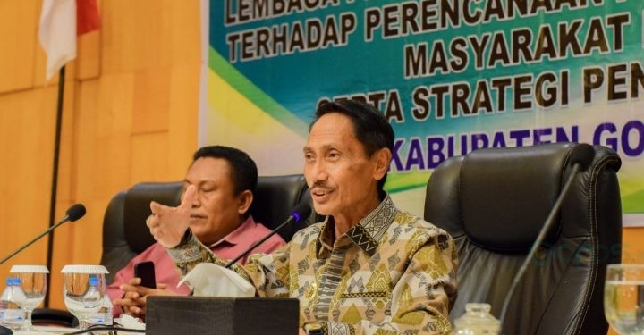 Bupati Nelson Pomalingo memberikan materi tentang "Peran Pemerintah Daerah dalam Penyelenggaraan Pemerintahan Desa