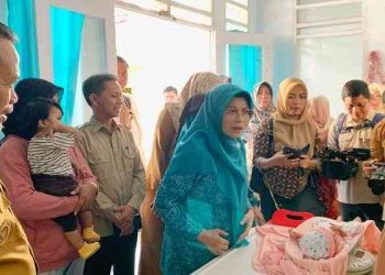 Penjabat Gubernur Gorontalo, Ismail Pakaya bersama ketua Tim penggerak PKK Provinsi, Fima Agustina membawa cucu kesayangannya berusia 2 bulan di Posyandu Cengkih 1, Kelurahan Tenda Kecamatan Hulonthalangi, Kota Gorontalo, Selasa (05/09/2023)