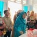 Penjabat Gubernur Gorontalo, Ismail Pakaya bersama ketua Tim penggerak PKK Provinsi, Fima Agustina membawa cucu kesayangannya berusia 2 bulan di Posyandu Cengkih 1, Kelurahan Tenda Kecamatan Hulonthalangi, Kota Gorontalo, Selasa (05/09/2023)