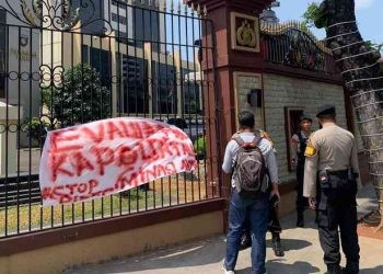Pengurus Besar Himpunan Pelajar Mahasiswa Indonesia Gorontalo (PB HMPIG) melakukan aksi protes di depan Mabes Polri. Selasa, (5/9/2023).