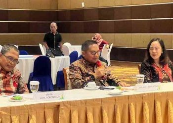 Walikota Gorontalo, Marten Taha saat menghadiri acara rapat koordinasi monitoring dan evaluasi program dan UKM Kota Gorontalo tentang kepesertaan jaminan sosial ketenagakerjaan bagi pekerja informal rentan di Kota Gorontalo dan rencana penambahan kepesertaan pada perubahan anggaran tahun 2023 di Manado, Rabu (6/9/2023). (Humas)