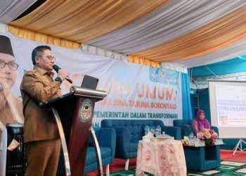 Walikota Gorontalo, Marten Taha memberikan kuliah umum di Universitas Bina Taruna terkait Peran Pemerintah dalam Transformasi Keilmuan di Era Civik Society 5.0, Senin (11/9/2023). (F: Putra/Gopos)