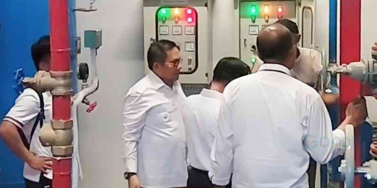 Walikota Gorontalo, Marten Taha saat meninjau pipa pendistribusian air di Pasar Sentral Kota Gorontalo. (Putra/Gopos)