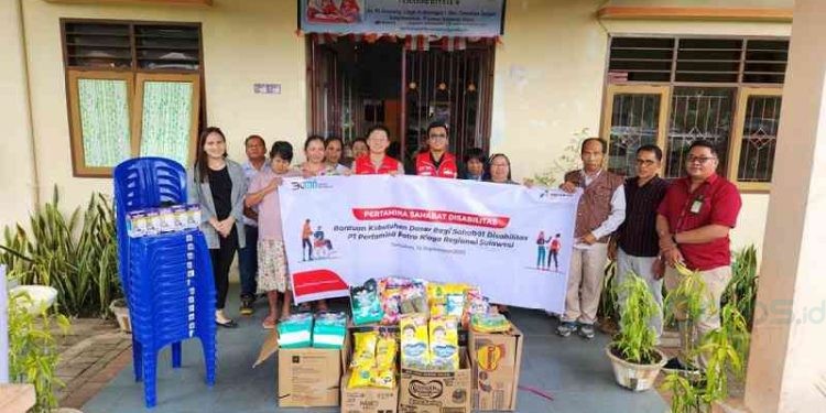 Pertamina Patra Niaga Regional Sulawesi menyerahkan bantuan Asistensi Rehabilitasi dan Sosial (ATENSI) kepada 60 penyandang disabilitas di dua titik lokasi, yaitu Panti Sosial Tunagrahita Santa Anna Tomohon dan Panti Sayap Kasih.