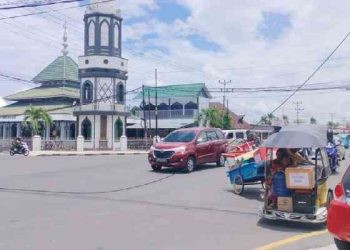 Kabel menjuntai di jalan Andalas Kota Gorontalo sebabkan sejumlah pengendara tergantung saat berlalulintas di jalan tersebut, Jumat (15/9/2023).