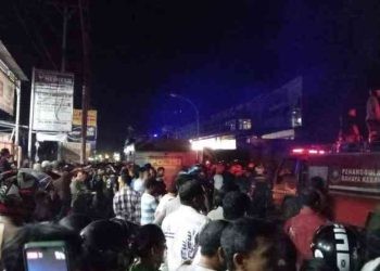 Kobaran api yang melalap dua bangunan di Jalan Agusalim Kota Gorontalo jadi tontonan warga setempat, Ahad (17/9/2023). (Rama/Gopos)