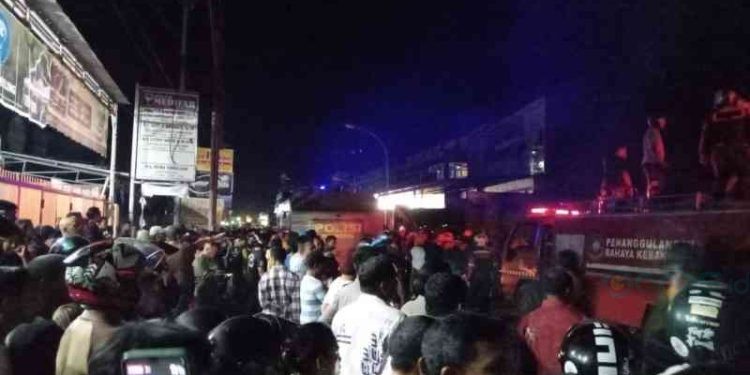 Kobaran api yang melalap dua bangunan di Jalan Agusalim Kota Gorontalo jadi tontonan warga setempat, Ahad (17/9/2023). (Rama/Gopos)