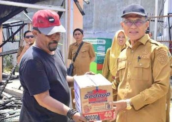 Pemerintah Kota Gorontalo memberikan bantuan kepada korban kebakaran yang terjadi di jalan Agus Salim, Kota Gorontalo, Senin 18/9/2023. (Humas)