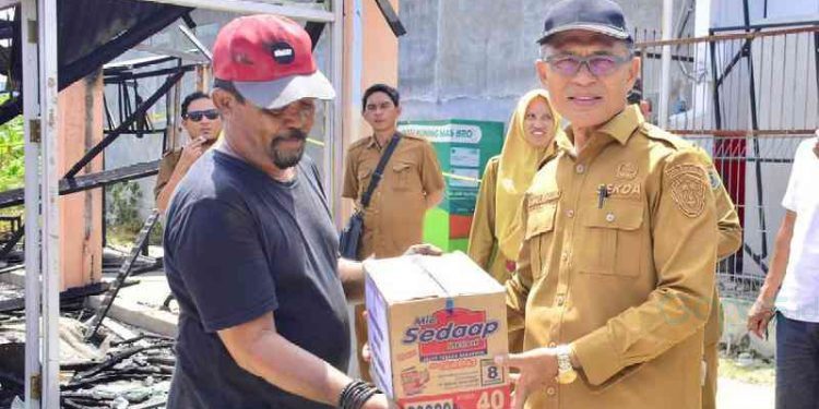 Pemerintah Kota Gorontalo memberikan bantuan kepada korban kebakaran yang terjadi di jalan Agus Salim, Kota Gorontalo, Senin 18/9/2023. (Humas)
