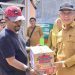 Pemerintah Kota Gorontalo memberikan bantuan kepada korban kebakaran yang terjadi di jalan Agus Salim, Kota Gorontalo, Senin 18/9/2023. (Humas)