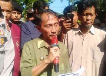 Bupati Gorontalo, Nelson Pomalingo saat menerima masa aksi. (Abin/Gopos)
