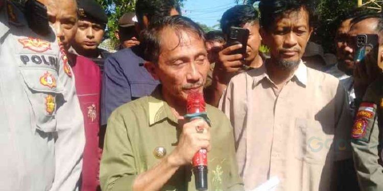 Bupati Gorontalo, Nelson Pomalingo saat menerima masa aksi. (Abin/Gopos)