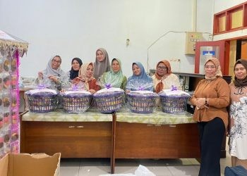 jajaran Sekertariat DPRD Bone Bolango menghiasi tolangga dengan berbagai macam kue tradisional khas maulid nabi.