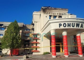 Tampak depan kondisi Kantor Bupati Pohuwato pasca unjuk rasa yang berunjung kericuhan, Kamis (21/9/2023). (Gopos.id)