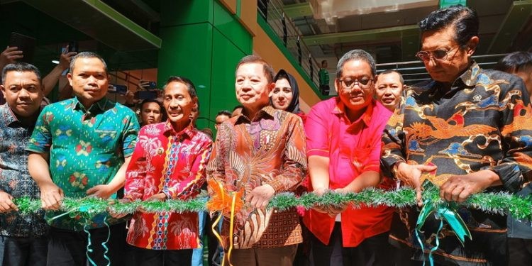 Gedung baru Pasar Modern Limboto (eks pasar Shopping Center) kini resmi dimanfaatkan oleh pemerintah daerah dan para pedagang usai diresmikan oleh Menteri PPN/Kepala Bappenas RI, Suharso Monoarfa, Sabtu (23/09/2023).