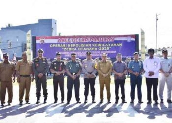 Penjabat Gubernur Gorontalo Ismail Pakaya, Kapolda Gorontalo, Danrem 133 NWB, Wali Kota Gorontalo, serta unsur Forkopimda lainnya, usai mengikuti Apel Gelar Pasukan Zebra Otanaha tahun 2023 di halaman Mapolda Gorontalo, Senin, (4/9/2023). Foto – Nova