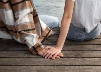 Ilustrasi Selingkuh (Freepik/Wayhomestudio)