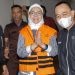 Tersangka mantan Direktur Utama (Dirut) Pertamina Karen Agustiawan (tengah) mengenakan baju tahanan saat dihadirkan dalam konferensi pers pengumuman penahanan tersangka di Gedung Merah Putih KPK, Jakarta, Selasa (19/9/2023). [Suara.com]
