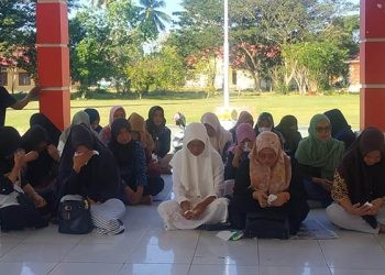 Kalangan ASN Pohuwato menitikkan air mata saat mengikuti zikir bersama di belakang kantor Bupati Pohuwato, Jumat (22/9/2023).