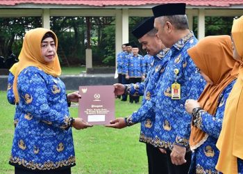 Wakil Bupati Pohuwato, Suharsi Igirisa, Menyerahkan Piagam Penghargaan Gelar Tanda Jasa Dari Pemerintah Pusat, berlangsung di Halaman Kantor Bupati Pohuwato, Senin 18/09/2023 (F Humas Pemda Pohuwato)