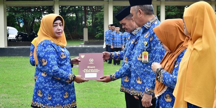 Wakil Bupati Pohuwato, Suharsi Igirisa, Menyerahkan Piagam Penghargaan Gelar Tanda Jasa Dari Pemerintah Pusat, berlangsung di Halaman Kantor Bupati Pohuwato, Senin 18/09/2023 (F Humas Pemda Pohuwato)