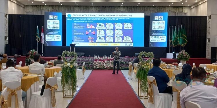 Asisten Manajer KPw Bank Indonesia, Muhammad Ikhroni, menyampaikan sosialisasi berkaitan transaksi elektronik kepada peserta forum bisnis dan Rakorwil 2 KADIN Wilayah Sulawesi., Selasa (26/9/2023).(hasan/gopos)