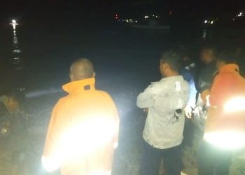 Petugas Damkar BPBD Kota Gorontalo melakukan pemantauan di Pantai Leato Selatan pasca laporan adanya seekor buaya