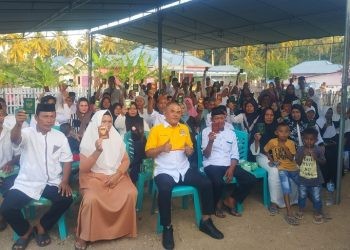 Sebanyak 58 pasang peserta isbat nikah terima buku nikah dari Forum Puspa Pohuwato, berlangsung di Desa Bulangita, Kecamatan Marisa, Kabupaten Pohuwato, Jumat (1/9/2023) (Yusuf/Gopos)