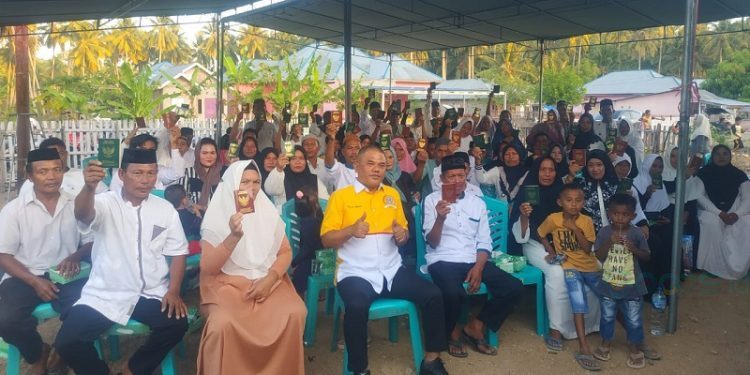 Sebanyak 58 pasang peserta isbat nikah terima buku nikah dari Forum Puspa Pohuwato, berlangsung di Desa Bulangita, Kecamatan Marisa, Kabupaten Pohuwato, Jumat (1/9/2023) (Yusuf/Gopos)