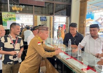 Bupati Pohuwato Saipul Mbuinga saat meninjau langsung pembukaan toko emas di Marisa, Senin (25/9/2023).