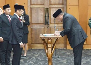 Mendikbudristek, Nadiem Makarim saat melantik Eduart Wolok sebagai Rektor UNG, Senin (25/9/2023) (dok. ung)