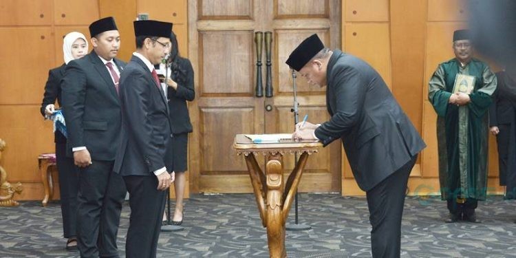 Mendikbudristek, Nadiem Makarim saat melantik Eduart Wolok sebagai Rektor UNG, Senin (25/9/2023) (dok. ung)
