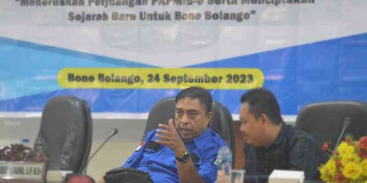 Anggota DPRD Bone Bolango, Robi Hunawa saat menghadiri Pelantikan Pengurus Persatuan Aksi Pelajar Mahasiswa Indonesia Bone Bolango - Gorontalo (PAPMIB - G) Tahun 2023 - 2024 d Aula Gedung DPRD Bone Bolango, Ahad malam (24/9/2023).