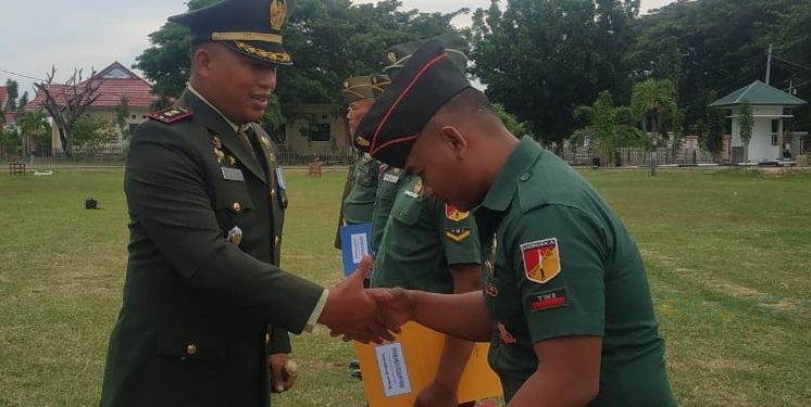 Kodim 1313/Pohuwato menggelar upacara Korps Rapor Pindah Satuan dan Pelepasan Purnawirawan, Jumat (29/9/2023). (Yusuf/Gopos)