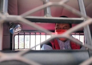 Direktur PDAM Bone Bolango Yusar Laya saat di mobil tahanan Kejaksaan, Jumat (1/9/2023). (Putra/gopos)