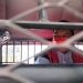 Direktur PDAM Bone Bolango Yusar Laya saat di mobil tahanan Kejaksaan, Jumat (1/9/2023). (Putra/gopos)